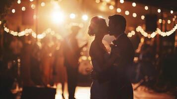 uma casal partilha uma romântico primeiro dança com uma viver banda jogando dentro a fundo e convidados dançando a noite longe todos sem uma solta do álcool dentro vista foto