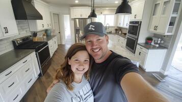 uma família sorrisos para uma selfie dentro frente do seus recentemente instalado cozinha armários uma testamento para a trabalho em equipe e amor este trouxe seus visão para vida foto
