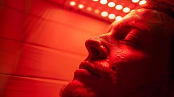 uma pessoa usando vermelho luz terapia dentro a sauna aproveitar a poder do luz para melhorar celular funcionando e promover cura. foto