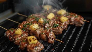 a esfumaçado aroma do grelhado espetos preenche a ar provocando a gosto brotos com a promessa do perfeitamente ed Cordeiro carne de porco e grelhado abacaxi todos em 1 bastão foto