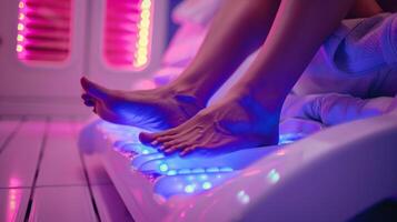 uma paciente é recebendo reflexologia em seus mãos e pés enquanto sentado dentro a infravermelho sauna maximizando a benefícios do ambos terapias para No geral bem-estar. foto