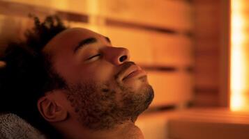 uma pessoa com seus cabeça inclinado costas olhos fechadas e uma sereno sorrir enquanto ouvindo para uma guiado relaxamento audio dentro a sauna. foto