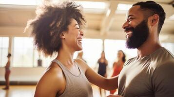 uma casal levando uma dança classe juntos ficando ativo e guardando seus relação Forte foto