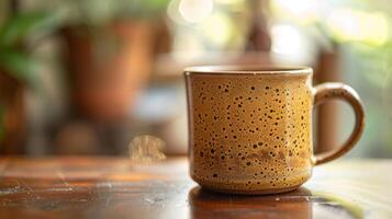 uma chá caneca com uma simples sutil Projeto e uma caloroso terreno Esmalte. foto