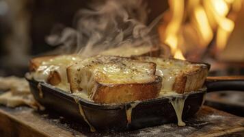 uma de dar água na boca aroma preenche a ar Como torrado pão é sufocado dentro uma decadente queijo molho e chiando debaixo a incêndios brilho foto