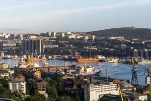 vladivostok, rússia. paisagem da cidade com vista para a baía. foto