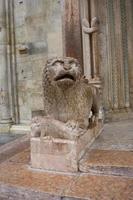 escultura de leão com orar em frente ao duomo em modena, itália foto