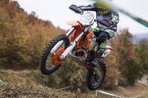 soko banja, sérvia, 20 de outubro de 2018 - piloto não identificado na corrida de enduro difícil em soko banja, sérvia. esta corrida de moto offroad ocorreu de 20 a 21 de outubro de 2018. foto