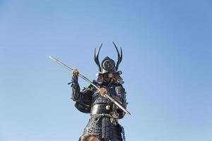 miyajima, japão, 10 de outubro de 2016 - homem não identificado vestido de samurai no santuário itsukushima na ilha de muyajima, japão. santuário é patrimônio mundial da unesco desde 1996. foto