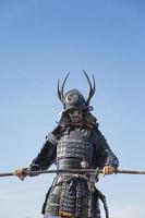 miyajima, japão, 10 de outubro de 2016 - homem não identificado vestido de samurai no santuário itsukushima na ilha de muyajima, japão. santuário é patrimônio mundial da unesco desde 1996. foto