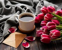 xícara de café e tulipas cor de rosa