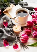 xícara de café e tulipas cor de rosa