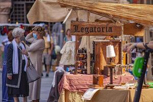 verona Itália 10 setembro 2020 detalhe do uma medieval rua mercado dentro verona dentro Itália foto