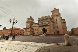 Ferrara Itália 29 Julho 2020 evocativo Visão do a castelo do Ferrara foto