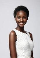 confiante africano mulher sorridente dentro uma branco vestir, ideal para beleza temas, internacional mulheres dia, e estilo de vida conceitos em uma neutro fundo foto