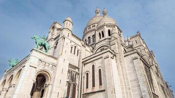 basílica do a sacre cur dentro Montmartre, Paris, com Está branco cúpulas debaixo uma Claro céu, ideal para viagem e religioso arquitetura temas foto