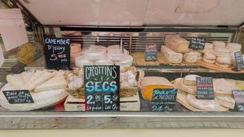 sortido tradicional francês queijos em exibição dentro uma parisiense comprar, capturando a gastronomia do França para nacional queijo dia, foto ocupado em abril 14, 2024