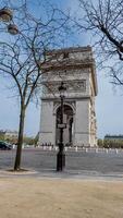 Primavera Visão do a icônico arco de triunfo dentro Paris, França, emoldurado de estéril árvores, capturado em uma Claro dia, abril 14, 2024, ideal para viagem e histórico temas foto