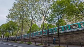 pedestre caminhando de uma árvore forrado rua com uma passagem metro trem em a elevado rastrear dentro uma movimentado cidade durante primavera relacionado conceitos, urbano vida, público transporte foto