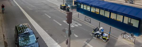 urbano rua cena com uma polícia motocicleta estacionado ao lado uma bicicleta prateleira, representando cidade segurança e transporte, adequado para público serviço temas foto