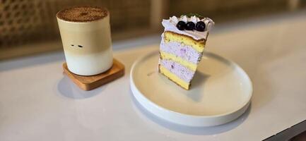 fatia do mirtilo bolo decorado com fresco bagas em branco placa, delicioso em camadas bolo, topo Visão foto