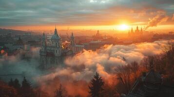 tirar o fôlego nascer do sol sobre histórico lviv paisagem urbana cercado de névoa foto
