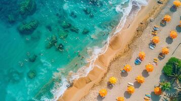 aéreo Visão do ensolarado de praia com colorida guarda-chuvas e nadadores foto