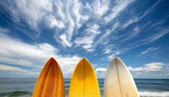 brilhantemente colori pranchas de surf debaixo uma Claro azul céu, perfeito para uma verão período de férias de a mar foto