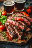 saboreando suculento bife e fresco verduras emparelhado com Sombrio Cerveja em de madeira prato foto