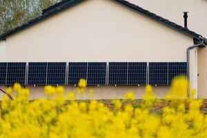 solar painéis em uma bem exposto parede do a Individual casa, fazer poupança Segue a energia crise, ecocidadão gesto, verde energia foto