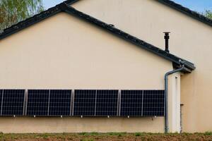 solar painéis em uma bem exposto parede do a Individual casa, fazer poupança Segue a energia crise, ecocidadão gesto, verde energia foto