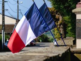 francês bandeira flutuando com a vento, nacional símbolo, azul, branco, vermelho, celebração dia, França, Europa foto