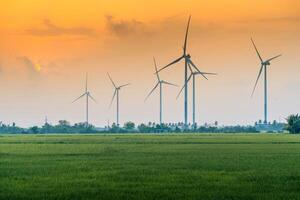 Visão do turbina verde energia eletricidade, moinho de vento para elétrico poder Produção, vento turbinas gerando eletricidade em arroz campo às phan tocou, ninh thuan província, Vietnã foto