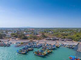 aéreo Visão do loc a pescaria Vila, Vung tau cidade. uma pescaria porta com tsunami proteção concreto blocos. paisagem urbana e tradicional barcos dentro a mar. foto