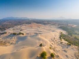 aéreo Visão do nam cuong areia dunas, ninh thuan província, Vietnã. isto é 1 do a a maioria lindo lugares dentro Vietnã foto