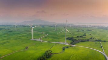 Visão do turbina verde energia eletricidade, moinho de vento para elétrico poder Produção, vento turbinas gerando eletricidade em arroz campo às phan tocou, ninh thuan província, Vietnã foto