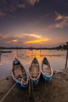 tradicional barcos às o empréstimo lagoa dentro pôr do sol, phu iene província, Vietnã foto