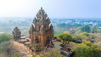 aéreo Visão do cham torres, po klong garai, ninh thuan província, Vietnã. foto