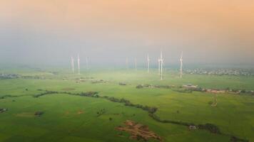 Visão do turbina verde energia eletricidade, moinho de vento para elétrico poder Produção, vento turbinas gerando eletricidade em arroz campo às phan tocou, ninh thuan província, Vietnã foto