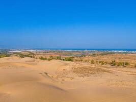 aéreo Visão do nam cuong areia dunas, ninh thuan província, Vietnã. isto é 1 do a a maioria lindo lugares dentro Vietnã foto