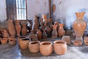 uma Vila cerâmico bau caminhão, phan tocou cidade, Vietnã, argila panelas tradicional artesanato. foto