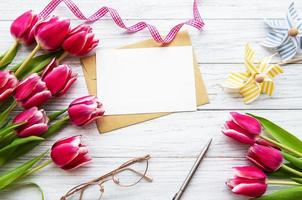 tulipas rosa primavera e cartão comemorativo foto