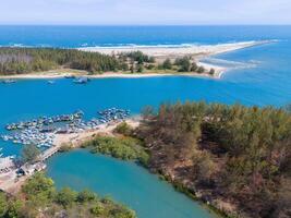 aéreo Visão do loc a pescaria Vila, Vung tau cidade. uma pescaria porta com tsunami proteção concreto blocos. paisagem urbana e tradicional barcos dentro a mar. foto