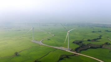 Visão do turbina verde energia eletricidade, moinho de vento para elétrico poder Produção, vento turbinas gerando eletricidade em arroz campo às phan tocou, ninh thuan província, Vietnã foto