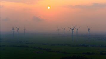 Visão do turbina verde energia eletricidade, moinho de vento para elétrico poder Produção, vento turbinas gerando eletricidade em arroz campo às phan tocou, ninh thuan província, Vietnã foto