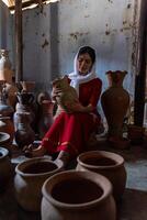 retrato do cham étnico menina dentro bau truc cerâmica Vila, phan tocou cidade, ninh thuan província, Vietnã foto