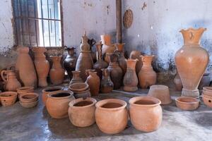 uma Vila cerâmico bau caminhão, phan tocou cidade, Vietnã, argila panelas tradicional artesanato. foto