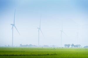 Visão do turbina verde energia eletricidade, moinho de vento para elétrico poder Produção, vento turbinas gerando eletricidade em arroz campo às phan tocou, ninh thuan província, Vietnã foto