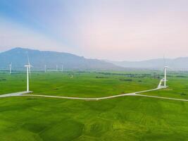 Visão do turbina verde energia eletricidade, moinho de vento para elétrico poder Produção, vento turbinas gerando eletricidade em arroz campo às phan tocou, ninh thuan província, Vietnã foto