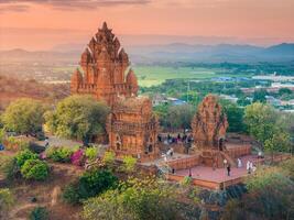 aéreo Visão do cham torres, po klong garai, ninh thuan província, Vietnã. foto